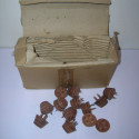 Scatola 1940-50 con tacchetti di cuoio per scarpe da calcio